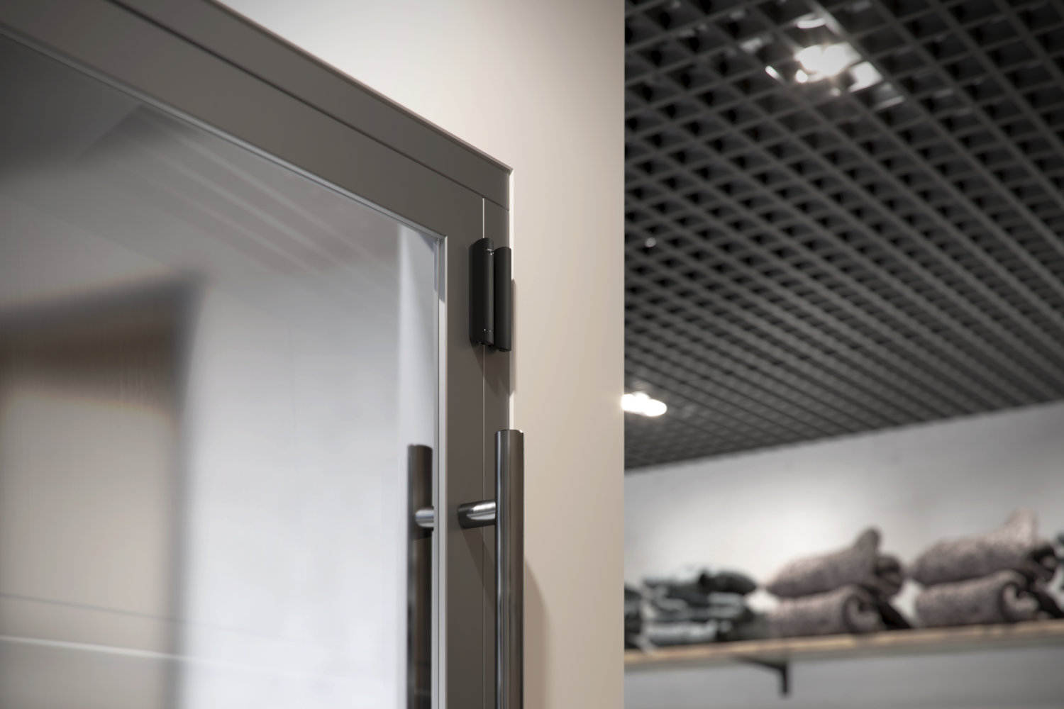 Ajax DoorProtect Plus sensor på dør i butiksmiljø