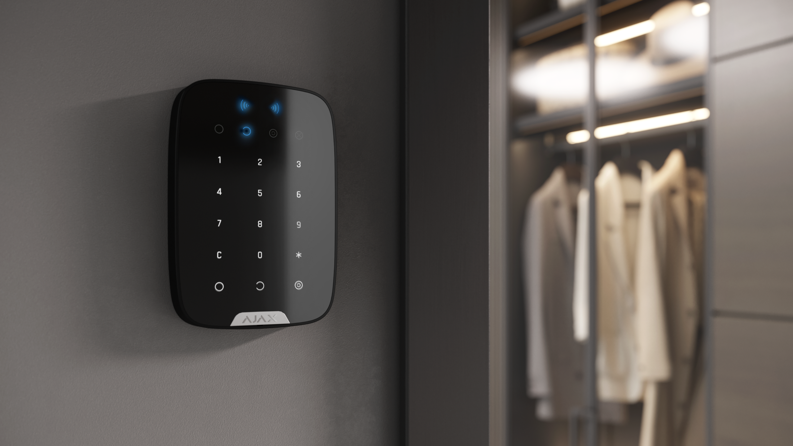 Ajax KeyPad Plus kontrolpanel med belyste knapper på en væg i et hjem