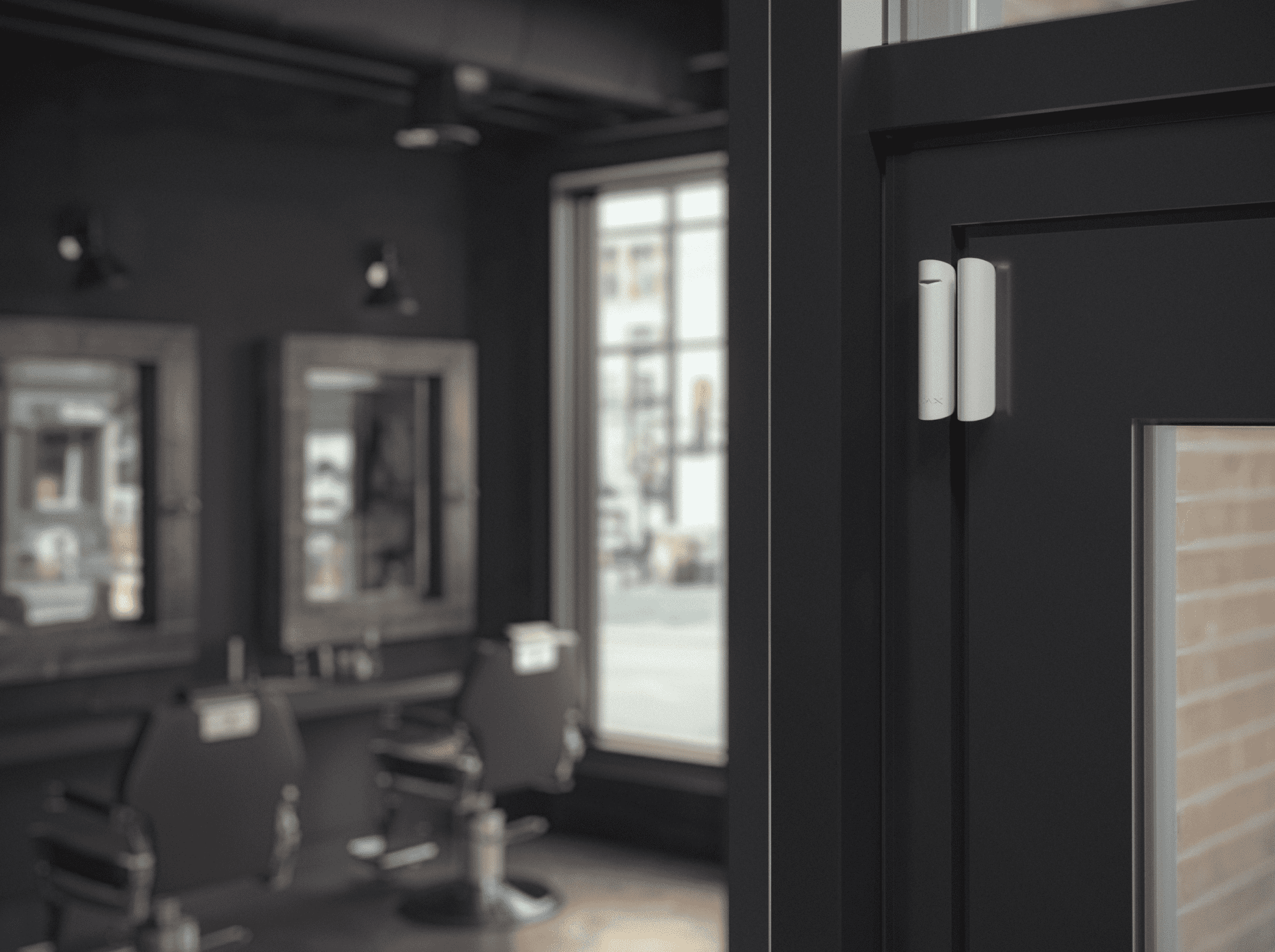 Ajax DoorProtect Jeweller dørsensor i moderne kontormiljø